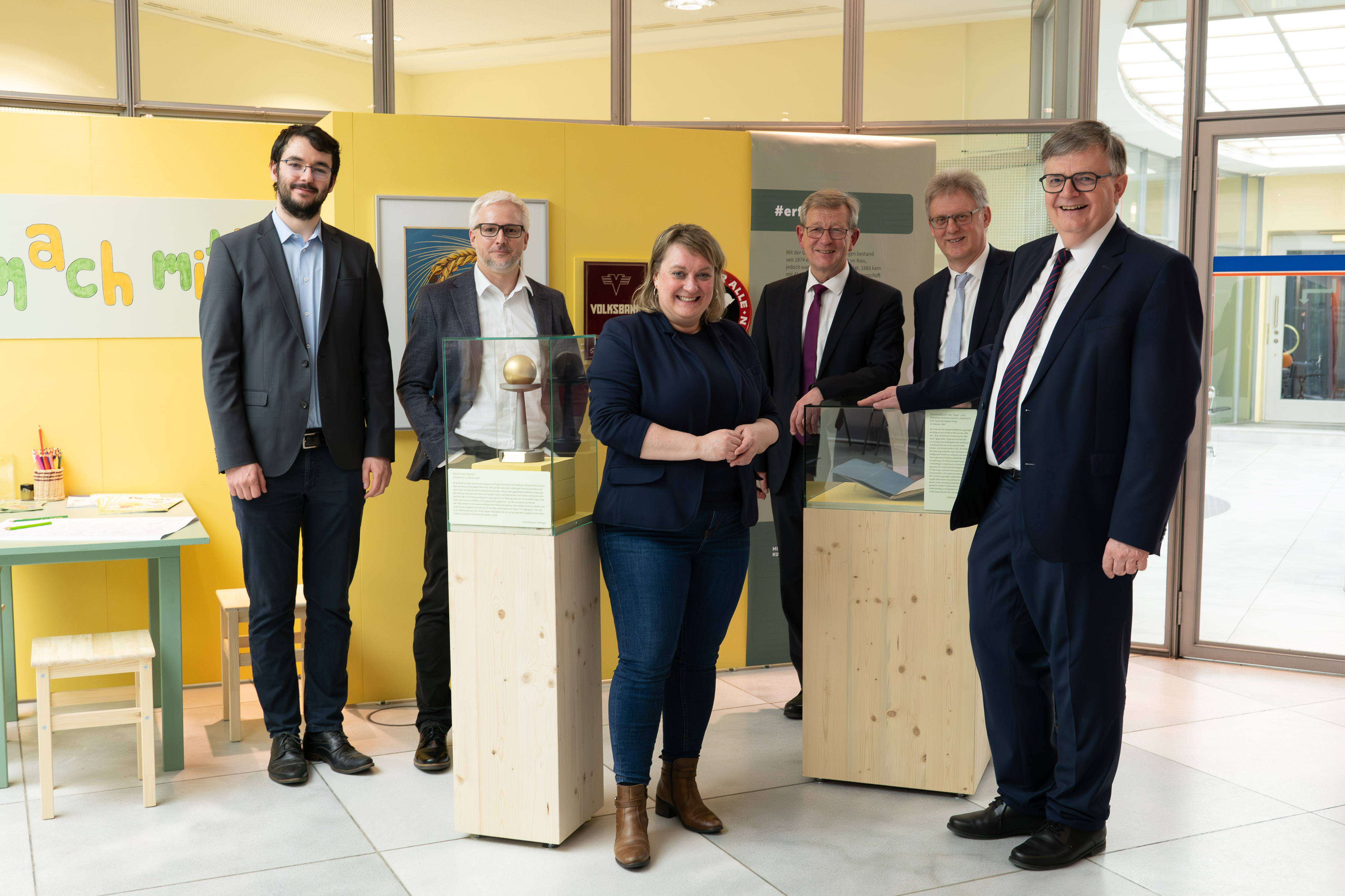 Vernissage der Pop up-Ausstellung, von rechts nach links: Paul W. Ritter, Vorstandsvorsitzender, Bernhard Ströbele, stv. Vorstandsvorsitzender, Peter Schiele, stv. Bezirkstagspräsident, Conny Zeitler, Museumsleiterin, Martin Beer, stv. Museumsleiter, Maximilian Kaiser, Sammlungsvermittler