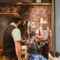 Schauspielende beim Proben einer Theaterszene