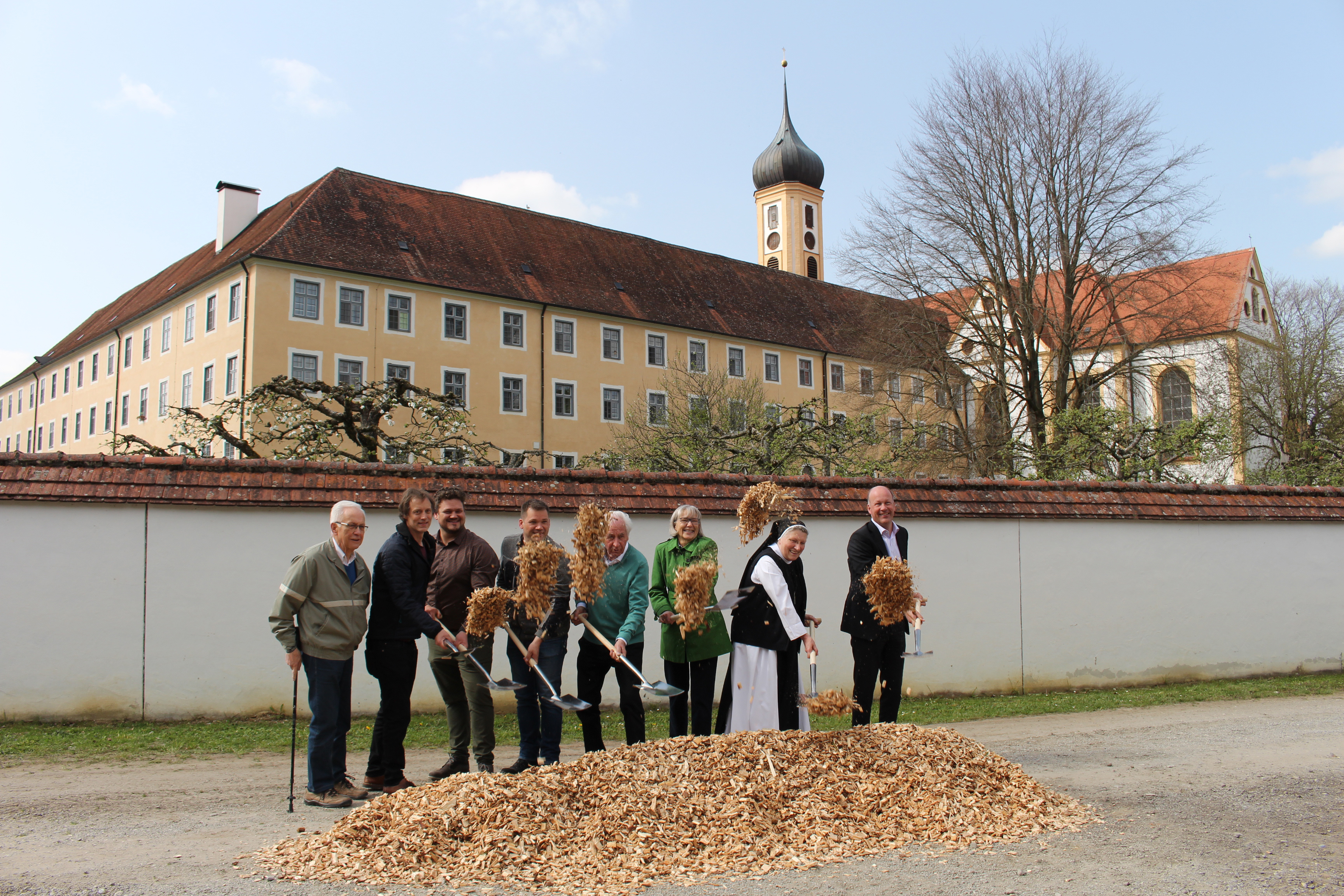 Der symbolische Spatenstich läutete den offiziellen Baubeginn des Nahwärmenetzes in Oberschönenfeld ein (2) - Foto: Florian Dörschel, Museum Oberschönenfeld