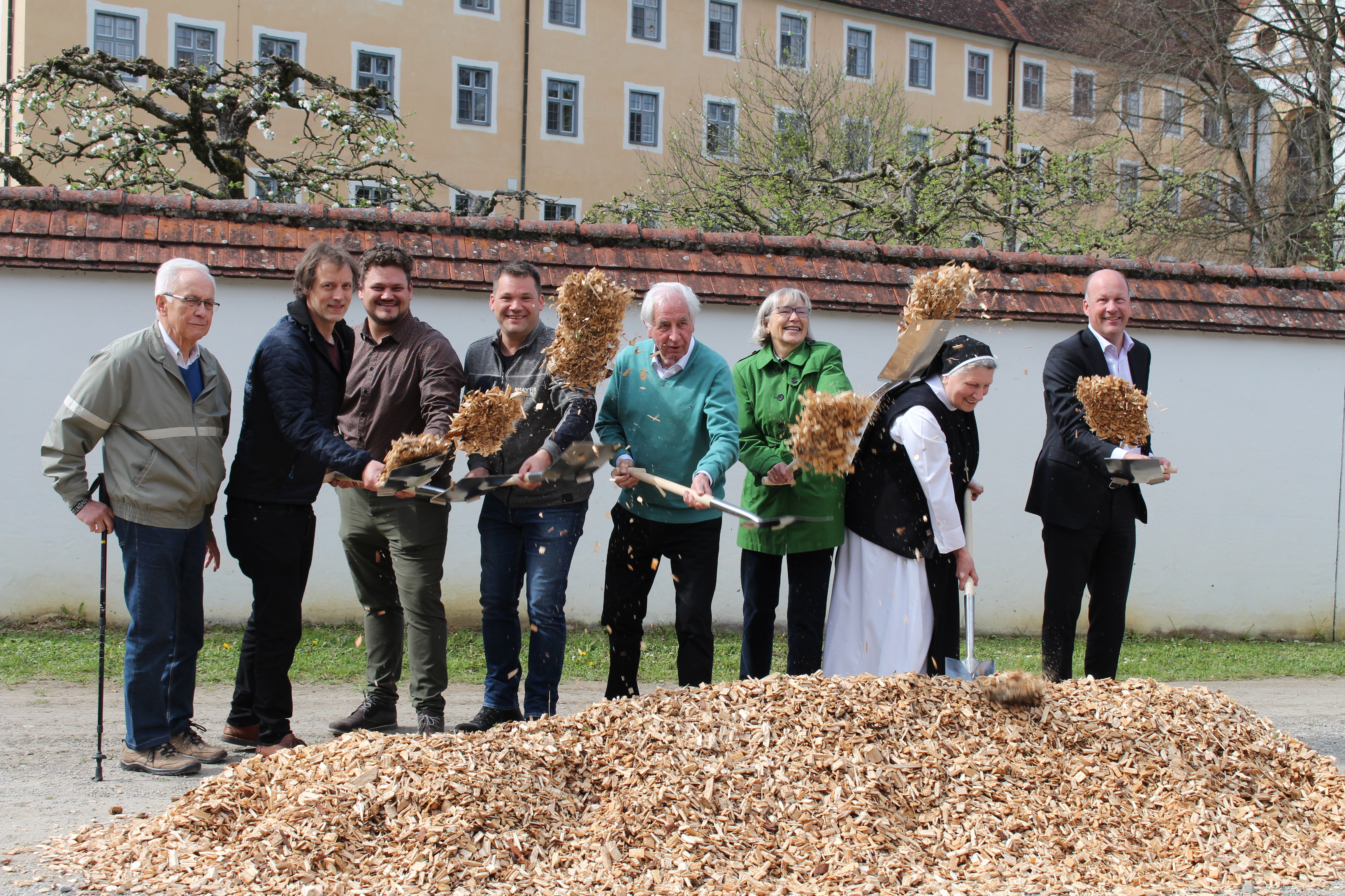 Wärme aus dem Wald: Spatenstich für neue Heizanlage beim Museum Oberschönenfeld 