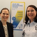 Dr. med. Lena Grüber (links) und Victoria Kramer bilden die Doppelspitze der Leitstelle des Krisendienstes Schwaben. - Foto: Georg Schalk, Bezirkskliniken Schwaben Dr. med. Lena Grüber (links) und Victoria Kramer bilden die Doppelspitze der Leitstelle des Krisendienstes Schwaben. - Foto: Georg Schalk, Bezirkskliniken Schwaben