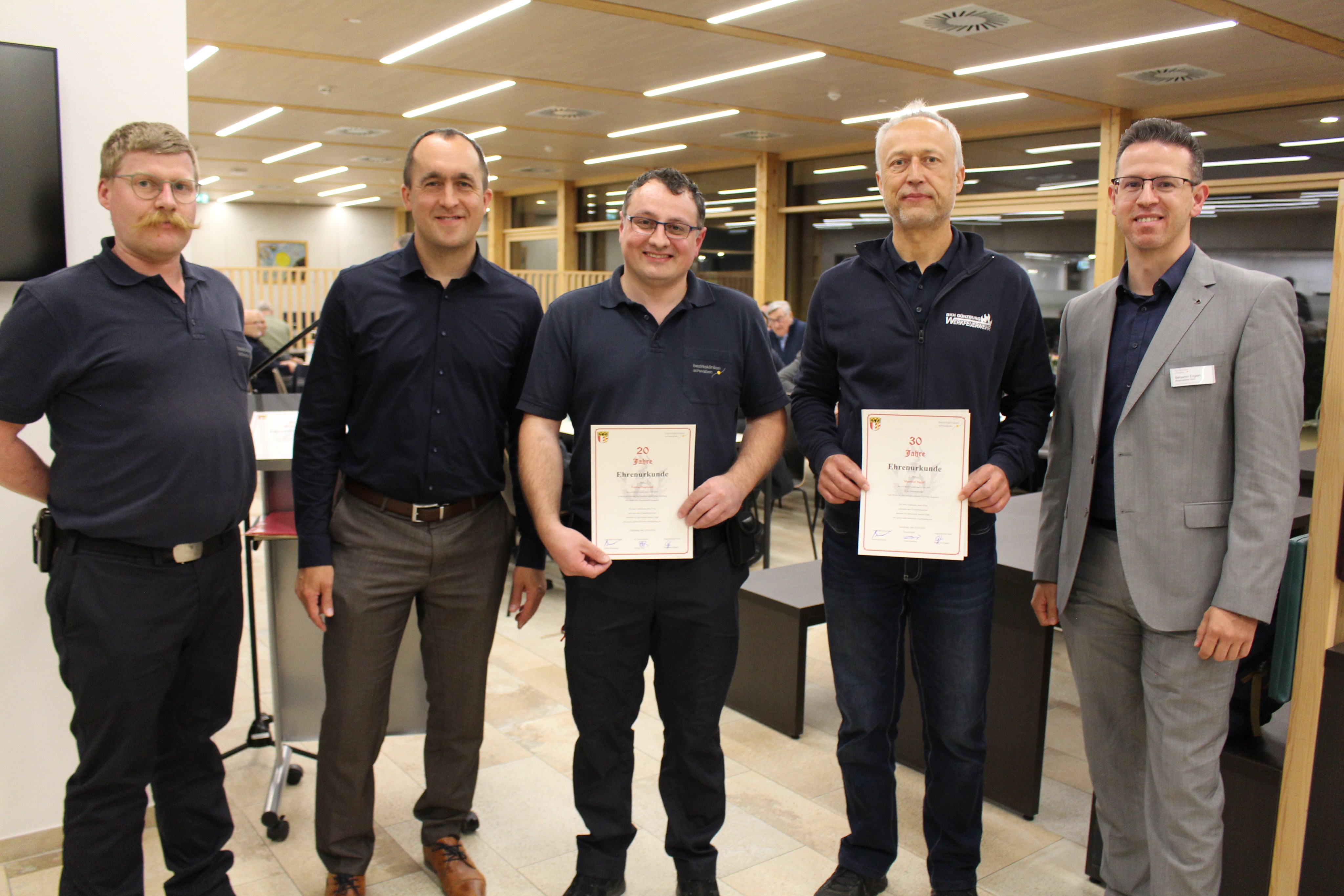 Germann Beh, Stefan Brunhuber und Benjamin Englert ehrten Manfred Nagel und Arthur Wiedemann für 30 Jahre aktiven Dienst und Tobias Hupfauer für 20 Jahre. - Foto: Georg Schalk, Bezirkskliniken Schwaben