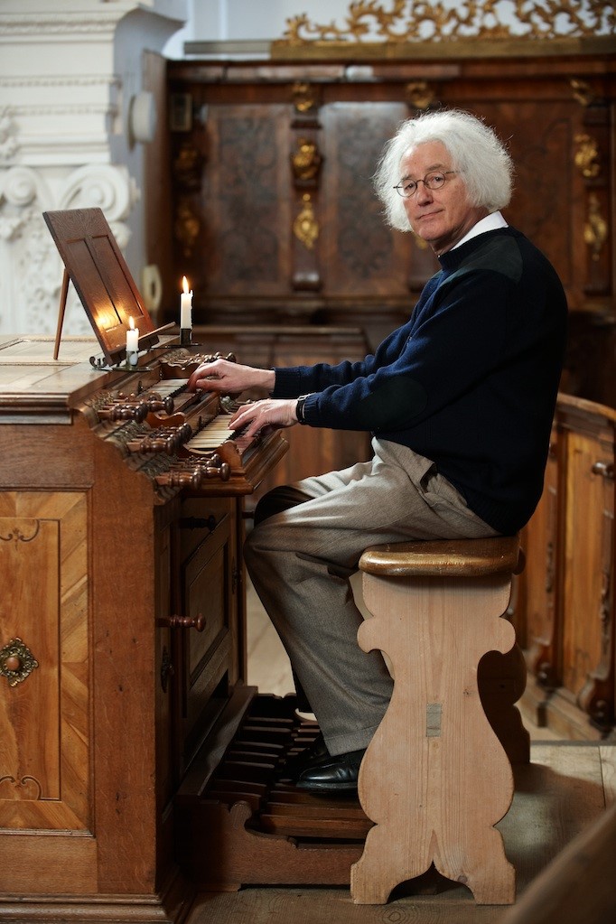 „Orgel-Schwestern“: Roland Götz an den Barockorgeln in Rottenbuch und Irsee.