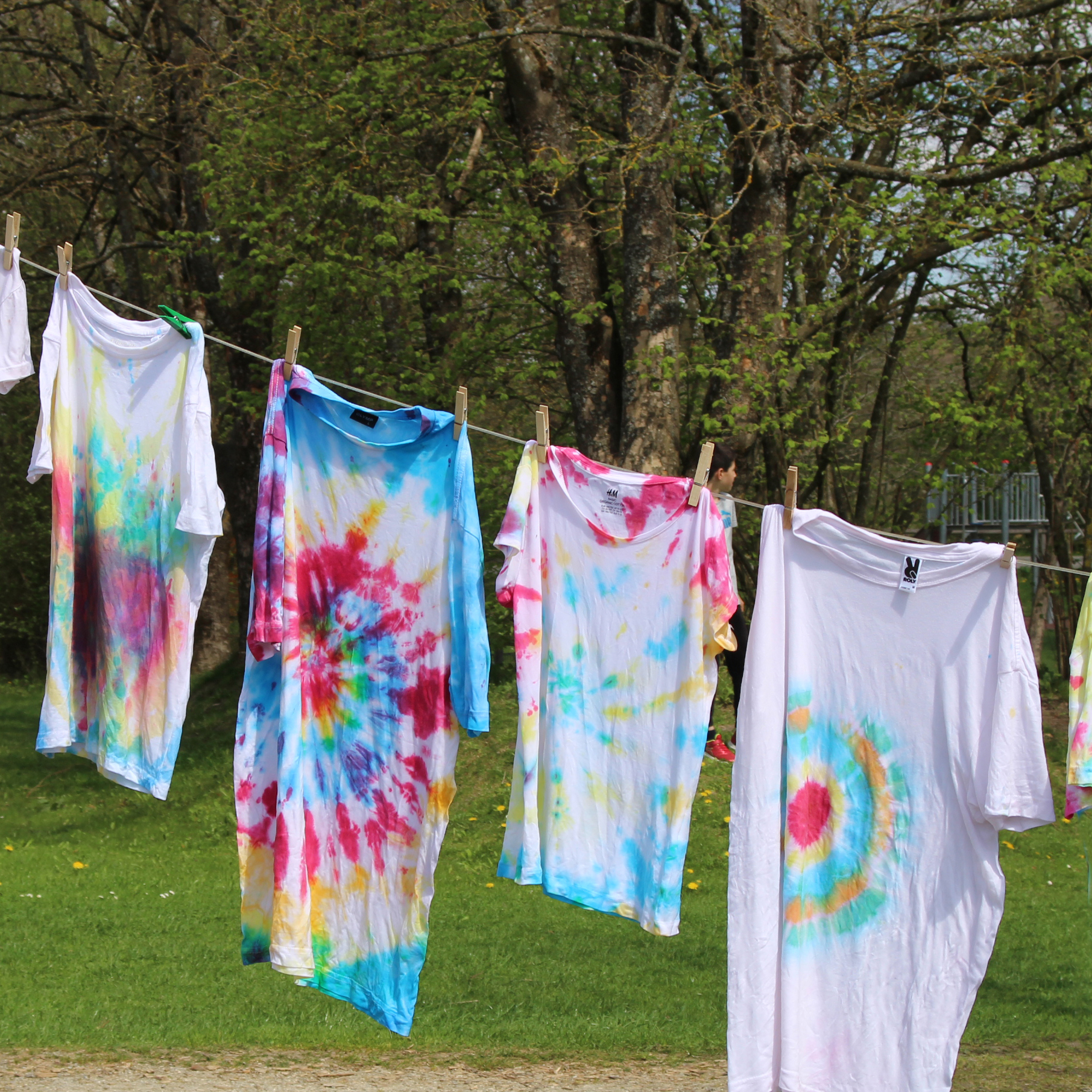 T-Shirts mit bunten Batik-Mustern auf Wäscheleine