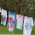 T-Shirts mit bunten Batik-Mustern auf Wäscheleine