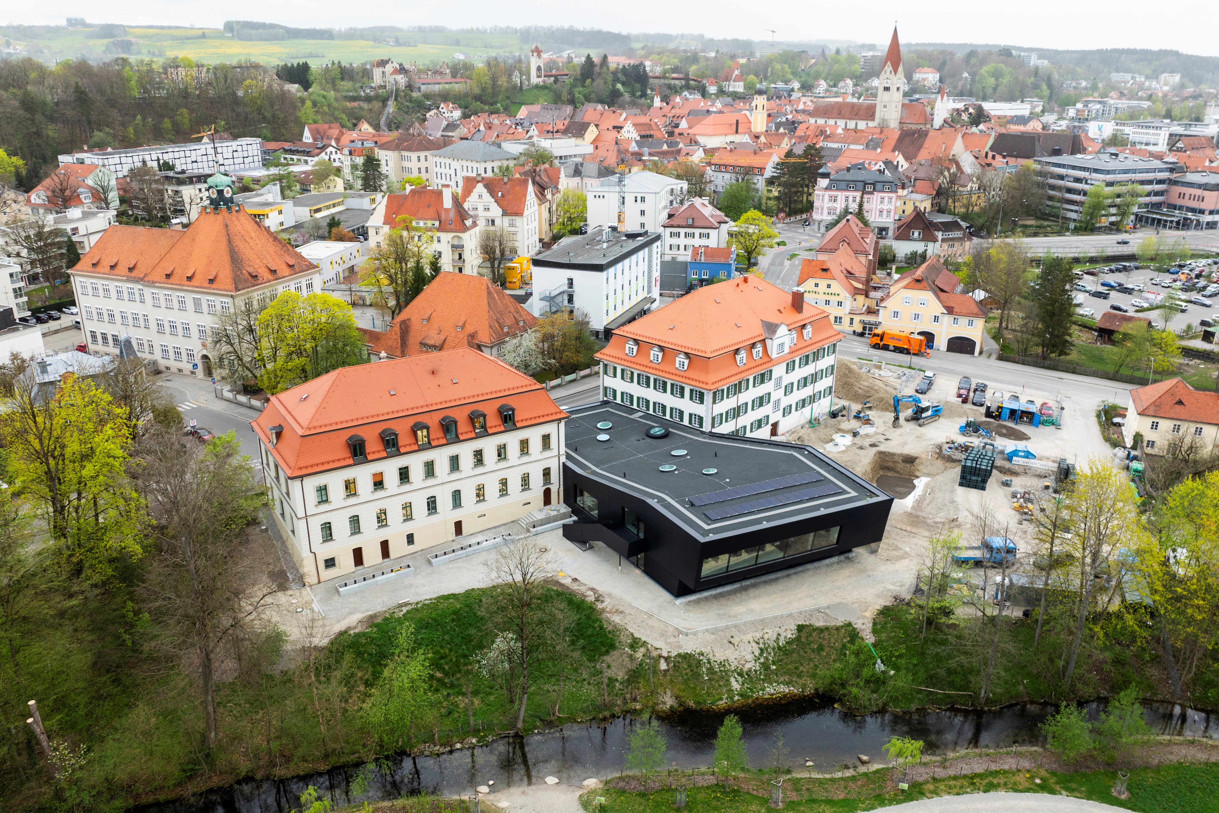 Der Erweiterungsneubau des Amtsgerichts Kaufbeuren ist sowohl ökologisch als auch architektonisch herausragend und bekommt dafür den Architekturpreis 2024 des Bezirks Schwaben. - Foto: Marco Kleebauer/© MK-Fotografie