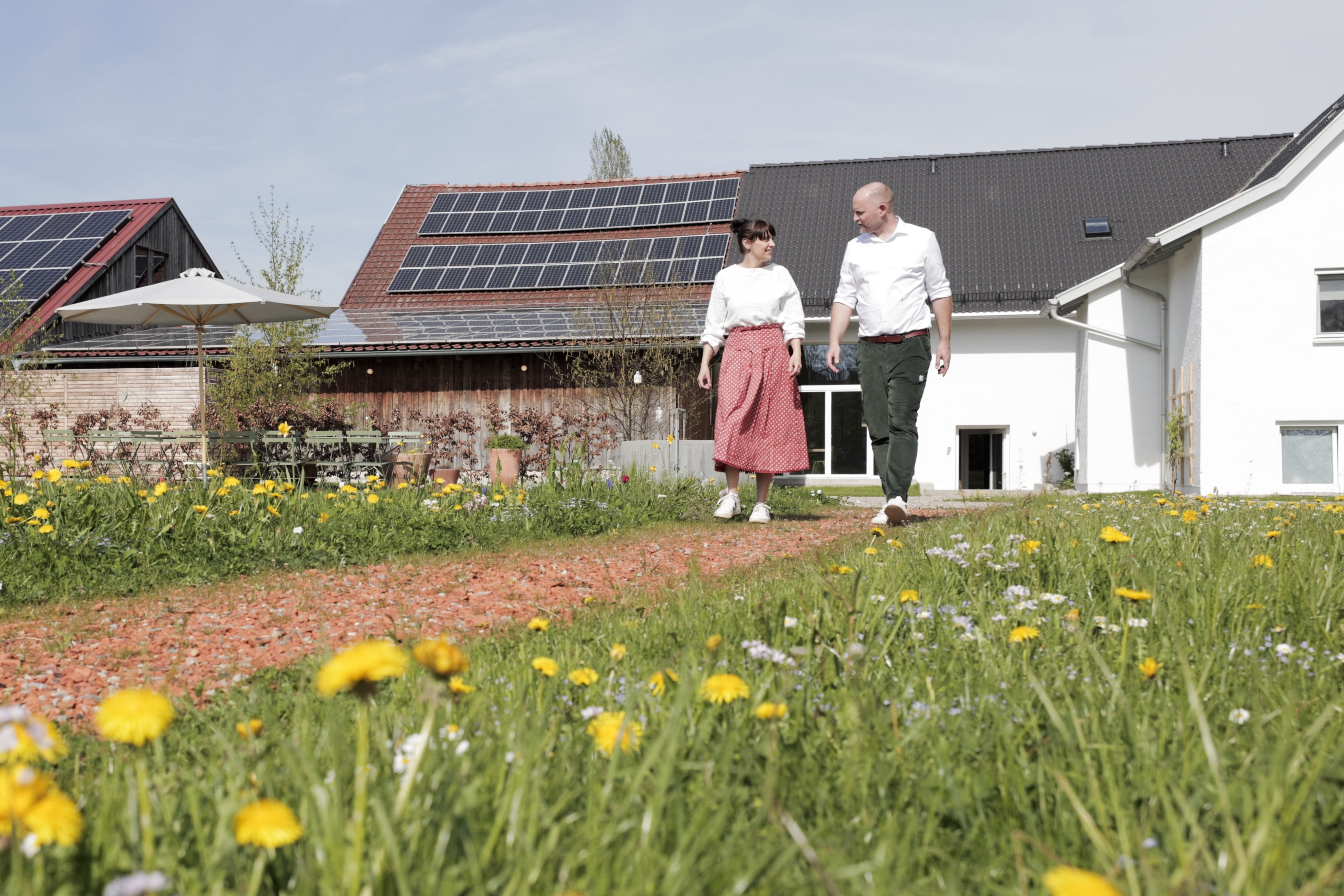 Julia und Michael Staudinger bekommen für ihr „B&B d’kammer“ in Kronburg den Architekturpreis 2024 des Bezirks Schwaben. - Foto: Marco Kleebauer/© MK-Fotografie