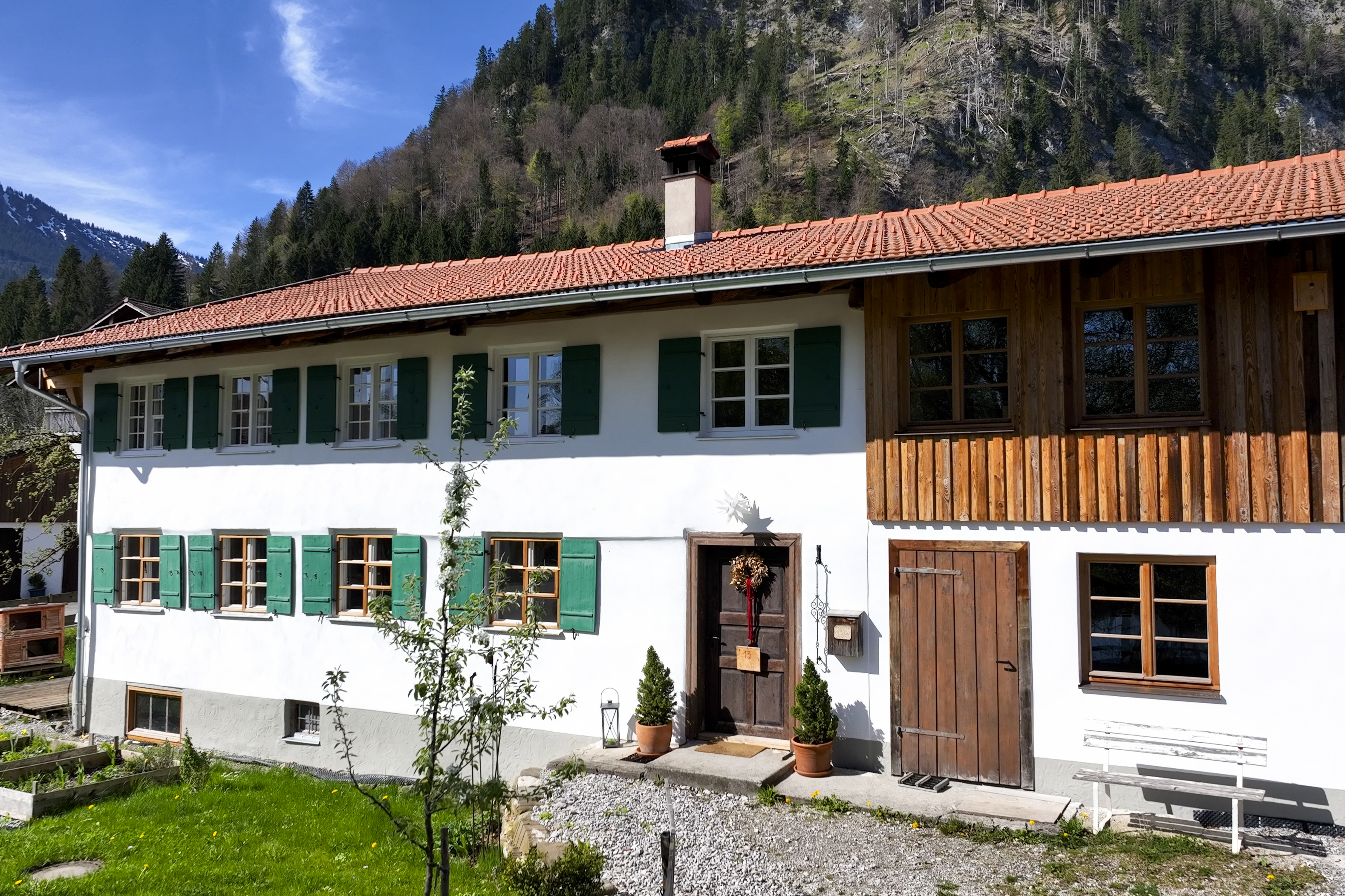 Das ehemalige Bauernhaus in Pfronten-Dorf ist mehrere Jahrhunderte alt. Für die behutsame Sanierung erhält es den Denkmalpreis 2024 des Bezirk Schwaben. - Foto: Marco Kleebauer/© MK-Fotografie