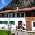 Das ehemalige Bauernhaus in Pfronten-Dorf ist mehrere Jahrhunderte alt. Für die behutsame Sanierung erhält es den Denkmalpreis 2024 des Bezirk Schwaben. - Foto: Marco Kleebauer/© MK-Fotografie