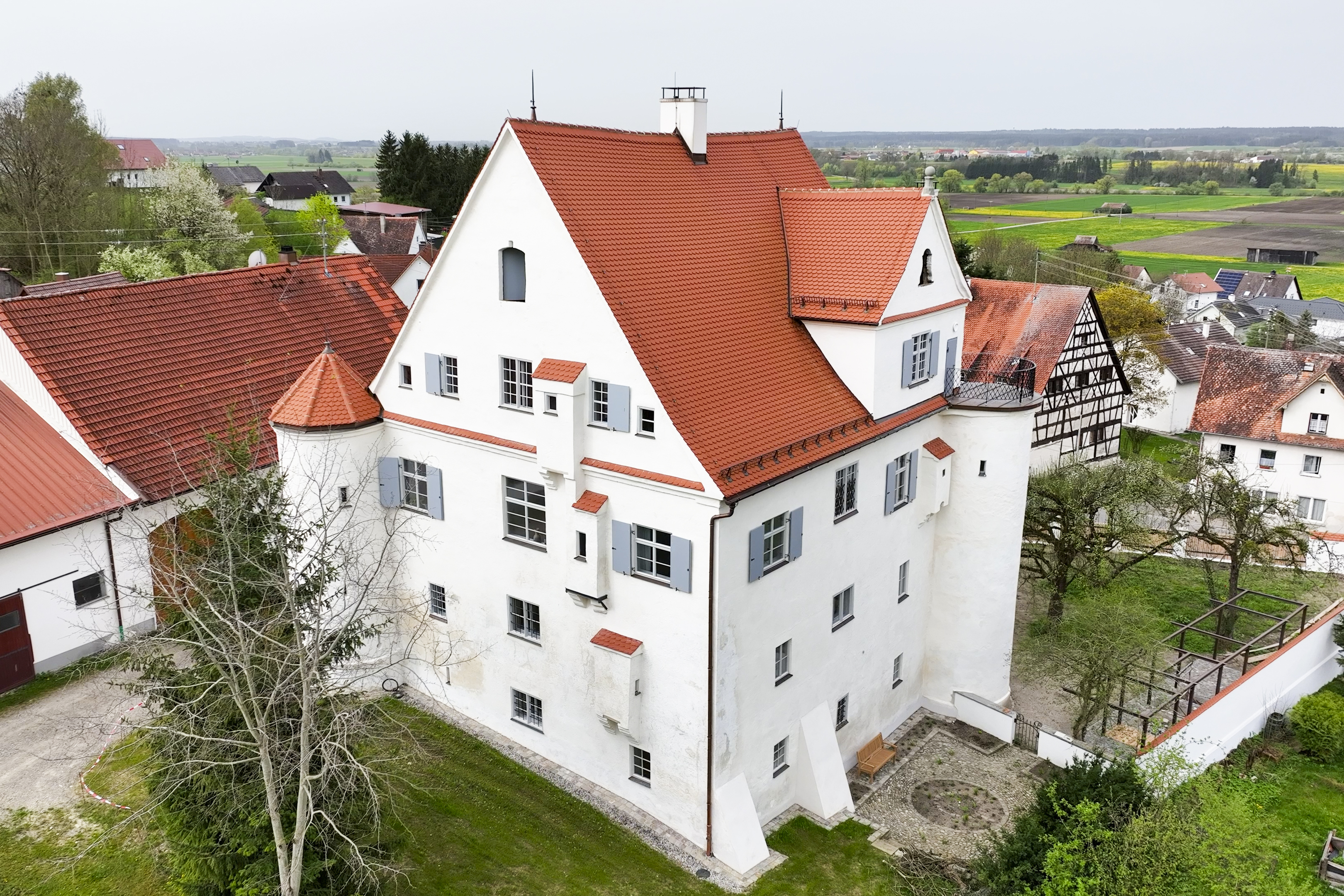 Das Vöhlinschloss in Lauben-Frickenhausen wurde durch die Sanierung vor dem Verfall gerettet. Das gelungene Ergebnis erhält den Denkmalpreis 2024 des Bezirks Schwaben. - Foto: Marco Kleebauer/© MK-Fotografie