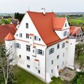 Das Vöhlinschloss in Lauben-Frickenhausen wurde durch die Sanierung vor dem Verfall gerettet. Das gelungene Ergebnis erhält den Denkmalpreis 2024 des Bezirks Schwaben. - Foto: Marco Kleebauer/© MK-Fotografie