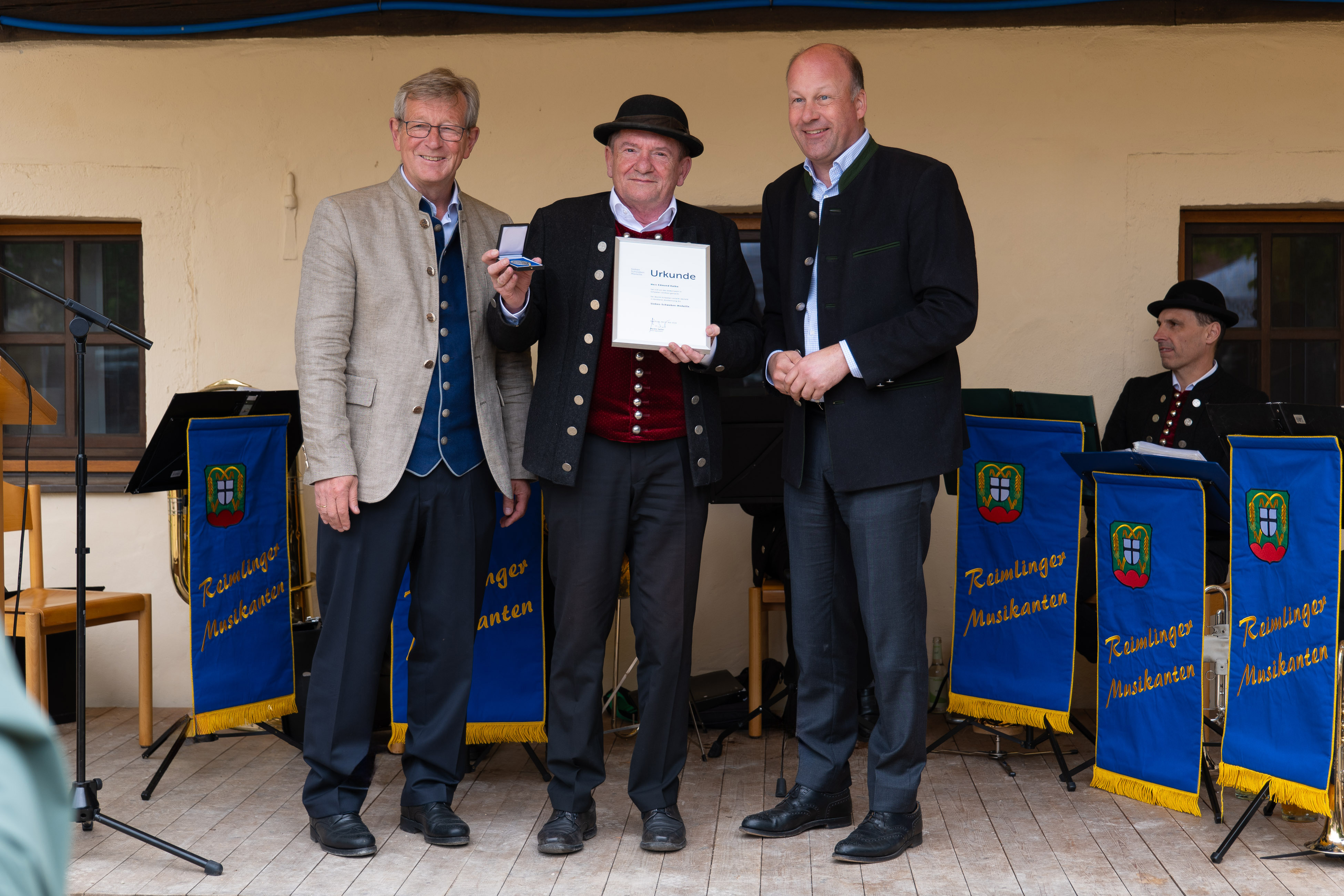 (v. l. n. r.): stellvertretender Bezirkstagspräsident Peter Schiele, Edmund Ratka und Martin Sailer, Bezirkstagspräsident von Schwaben - Foto: Matthias Meyer, Museum KulturLand Ries