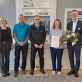Christiane Breidenbach (Serviceleitung), Peter Zedelmayr (Vorsitzender Personalrat), Harry Bittner (Leitung Haustechnik), Jubilarin Elke Haug und Werkleiter Dr. Stefan Raueiser in Kloster Irsee (v.l.n.r.) - Foto: Claudia Blank, SBZI