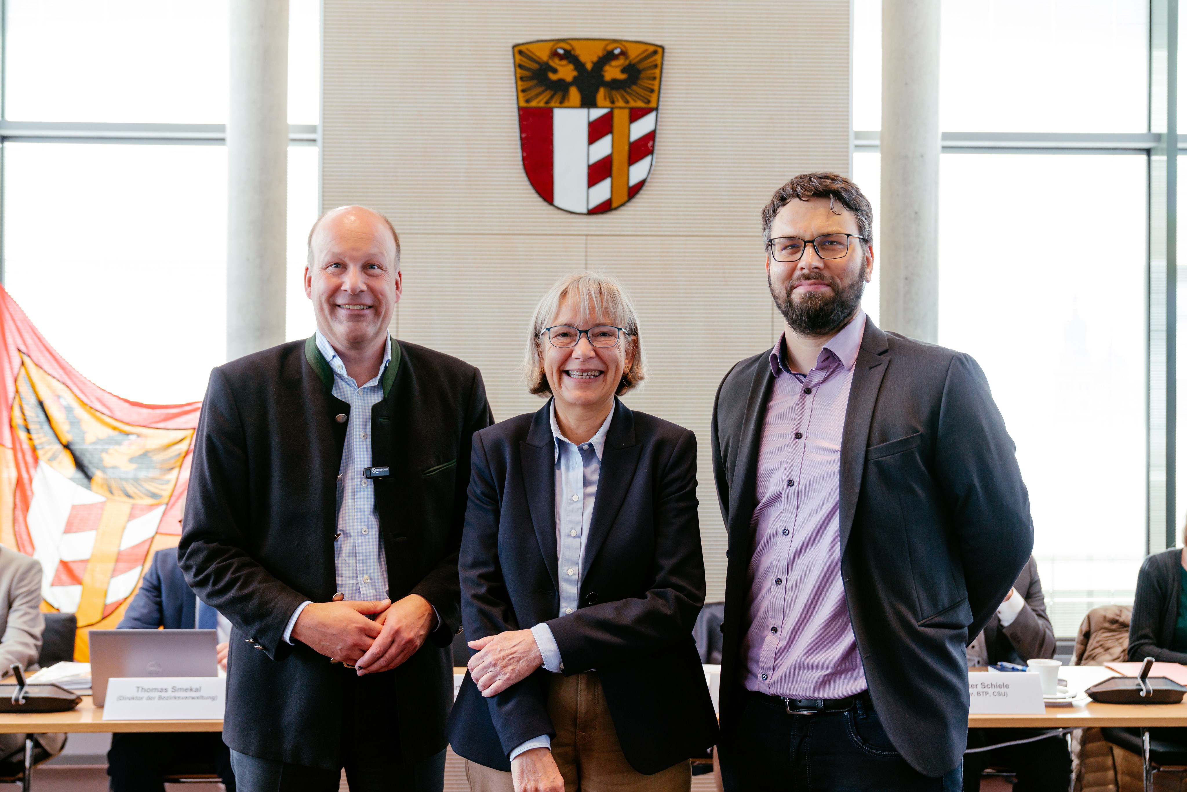 Die Kulturwissenschaftlerin Dr. Beate Spiegel verabschiedet sich in den Ruhestand. Bezirkstagspräsident Martin Sailer (links) würdigte ihre Verdienste im Bezirkstag und begrüßte ihren Nachfolger Simon Kotter (rechts). Bildnachweis: Michael Richter