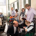 Der Verein Dachskinder e.V. besuchte mit Eltern und Kindern den Gesundheits- und Sozialausschuss des Bezirks Schwaben. Bezirkstagspräsident Martin Sailer betonte die Unterstützung des Projekts „Haus Dachsbau“ durch den Bezirk. - Foto: Elisabeth Heisig