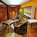 Puppenmöbel als Wohnzimmer im Stil der 70er-Jahre