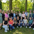 Freude bei den Ergotherapeutinnen, die ins Berufsleben verabschiedet wurden, und ihrer Klassenleiterin Sylvia Scheithauer. - Foto: Karin Götzl-Frieß, Bezirkskliniken Schwaben