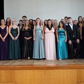 Die Absolventinnen und Absolventen der Berufsfachschule für Pflege am BKH Kaufbeuren freuten sich über ihr Examen. Bild: Manuel Peczler, Bezirkskliniken Schwaben