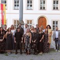 Die Absolventinnen und Absolventen mit Weiterbildungsleiterin Tanja Bilanzija (im gelben Kleid), Pflegedirektor Torsten Wagner (jeweils ganz rechts) und Bildungsreferent Martin Girke (jeweils 2. v.r.). (1) - Foto : Tobias Beiner