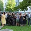 Die Absolventinnen und Absolventen mit Weiterbildungsleiterin Tanja Bilanzija (im gelben Kleid), Pflegedirektor Torsten Wagner (jeweils ganz rechts) und Bildungsreferent Martin Girke (jeweils 2. v.r.). - Foto: Tobias Beiner