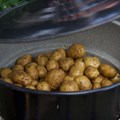 Zum Fest gibt es vielfältige Spezialitäten wie Pellkartoffeln aus dem Dämpfer - Foto: Bruno Langner