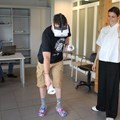 Die stellvertretende Leitende Psychotherapeutin des Bezirkskrankenhauses Augsburg, Isabella Mehling, und Michael Altenhofer von der Anbieterfirma (links am Computer) testen gemeinsam mit Ergotherapeut Bernhard Bäuerle das VR-System. - Foto: Georg Schalk