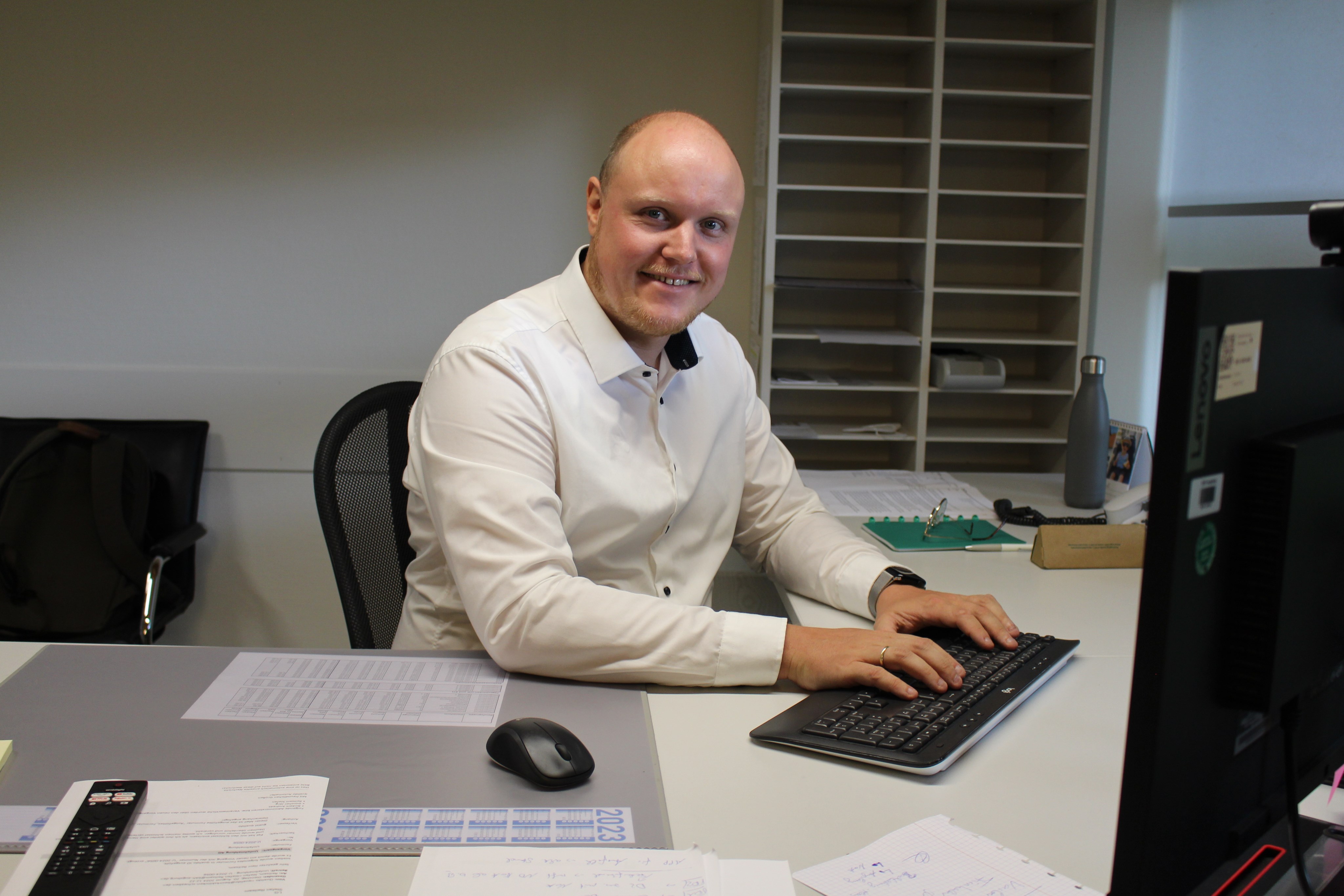 Der neue Pflegedirektor des Bezirkskrankenhauses, Timo Thöle, an seinem Arbeitsplatz. Bild: Georg Schalk, Bezirkskliniken Schwaben