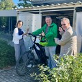 Iris Frank, Albert Riedelsheimer und Karel Frasch vor der Fahrradgarage - Foto: Angela Kögl, Bezirkskliniken Schwaben