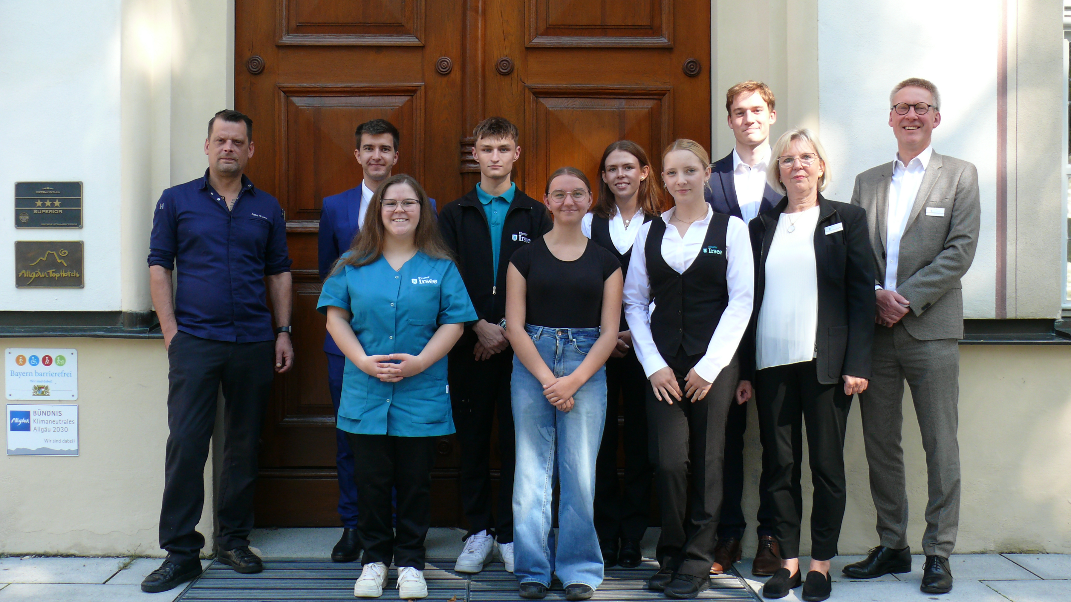 Chefkoch Arne Rinas und Tagungskoordinator Mario Arnold mit den Azubis Ivette Stahl, Julian Kiderle, Laura Lang, Annika Gubo, Franka Zurek und Maximilian Steck, Restaurantleiterin Christiane Breidenbach und Werkleiter Dr. Stefan Raueiser. - Foto: C. Blank Leider haben wir keinen Alternativtext zu diesem Bild, aber wir arbeiten daran.