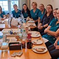 Cornelia Zettl (2.v.l.) im Kreis ihrer Kolleginnen - Foto: Claudia Ristea, Schwäbisches Bildungszentrum Irsee