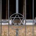 Der KZ-Friedhof und die Gedenkstätte in Mauerstetten-Steinholz erinnert an das Außenlager „Riederloh II“ des KZ Dachau, in dem von September 1944 bis zum 8. Januar 1945 etwa 1.000 Häftlinge untergebracht waren. - Foto: Sarah Schneller Der KZ-Friedhof und die Gedenkstätte in Mauerstetten-Steinholz erinnert an das Außenlager „Riederloh II“ des KZ Dachau, in dem von September 1944 bis zum 8. Januar 1945 etwa 1.000 Häftlinge untergebracht waren. - Foto: Sarah Schneller