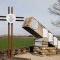 Auf dem Gelände des Militärflugplatzes Oettingen waren ab 1941 etwa 300 sowjetischen Kriegsgefangenen interniert. Nach Kriegsende waren auf dem Gelände heimatvertriebene Sudetendeutschen untergebracht. - Foto: Sarah Schneller