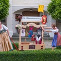 Als dieses Bild entstand, fand der Trachtenmarkt noch im Landauer-Haus in Krumbach statt. 2025 geht es nach einem Jahr Kreativpause weiter im Kloster Wettenhausen. - Foto: Georg Drexel