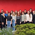 Die Auszubildenden, die 2024 an der Berufsfachschule für Physiotherapie zur Examensprüfung angetreten sind - Foto: Barbara Aigner, Bezirkskliniken Schwaben