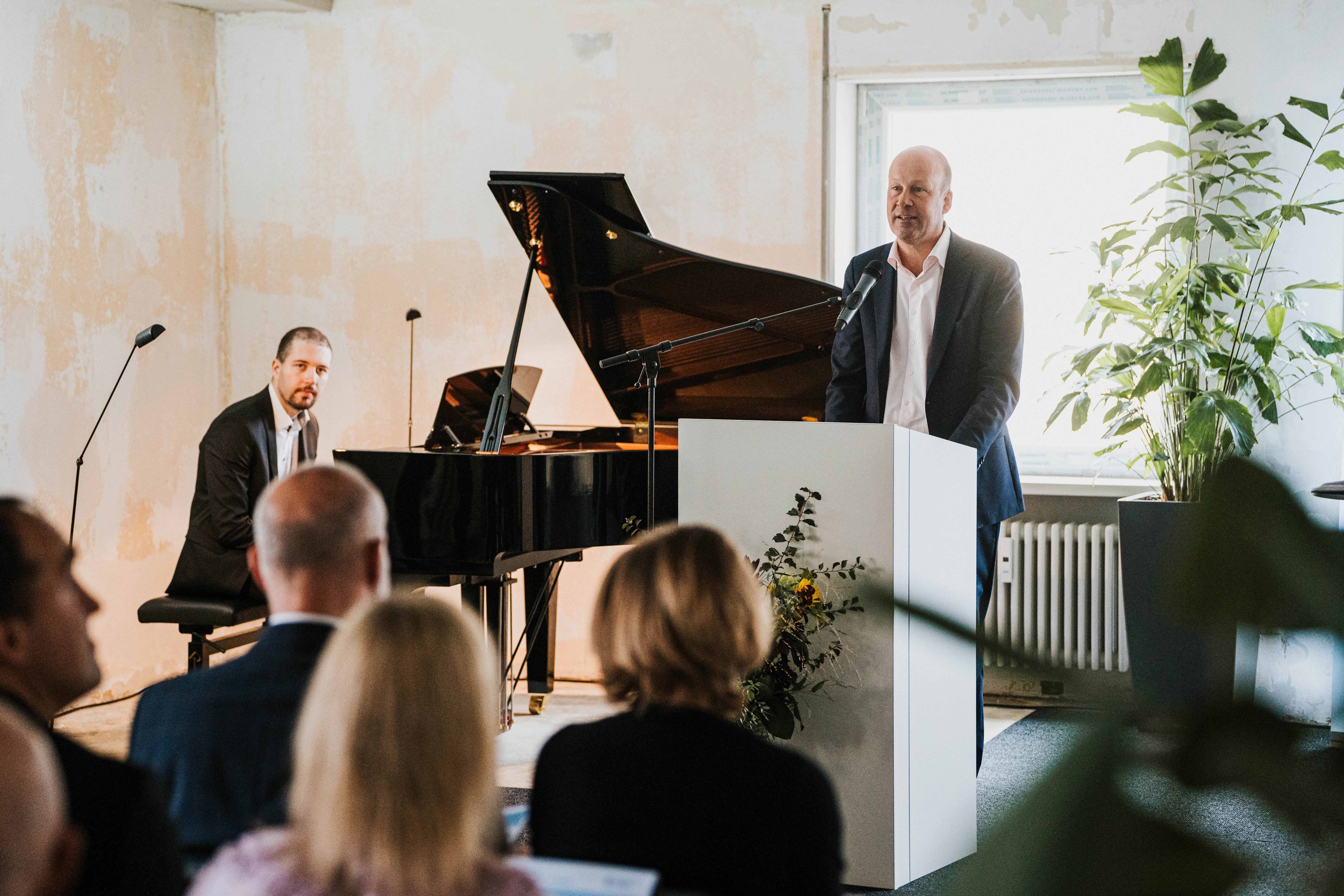 „Hier entsteht ein Zentrum für Geschichte, Erinnerung und Austausch“, sagte Bezirkstagspräsident Martin Sailer im Rahmen der Eröffnungsfeier des Bezirksarchivs am Freitag. Fotograf Tobias Atzkern