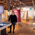 Die Museumsleiterin Conny Zeitler führt durch die aktuelle Sonderausstellung „Wünsch dir was! Ideenwerkstatt Museum“ - Foto: Matthias Meyer, Museum KulturLand Ries