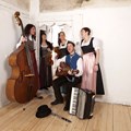 Die „Schwäbische Franzosamusik“ spielt Walzer, Polkas und schwäbische Volkstänze auf. - Foto: Georg Drexel