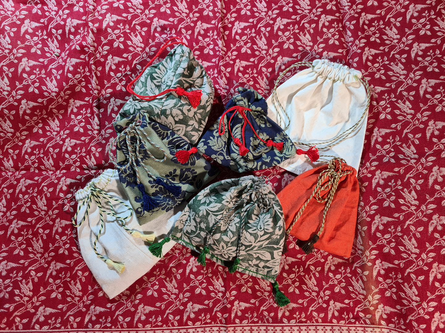 Diverse kleine Beutel aus bunten Stoffen.