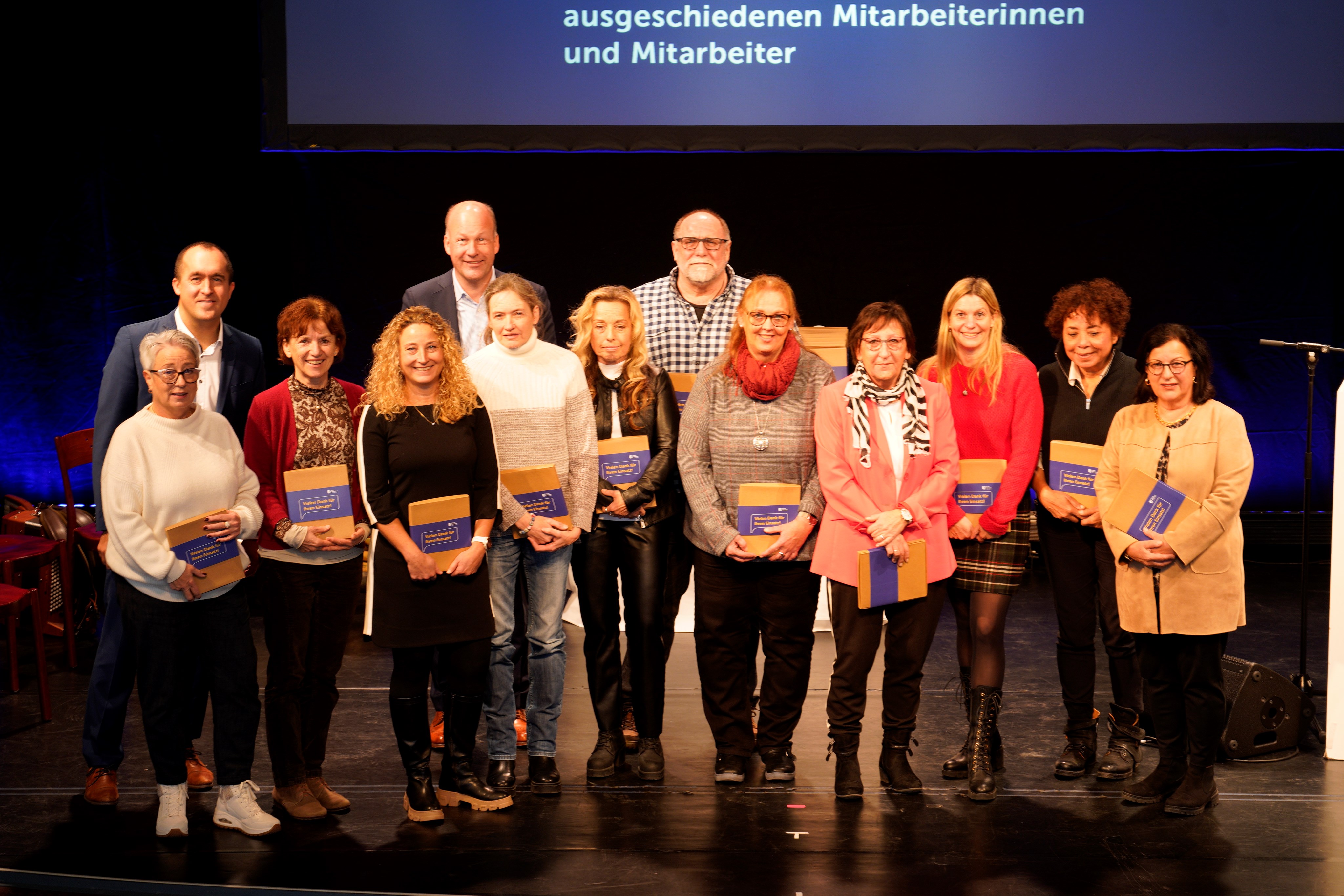 Auch ihnen wurde herzlich gedankt: die langjährigen Mitarbeiter/-innen des BKH Augsburg mit dem Vorstandsvorsitzenden der Bezirkskliniken, Stefan Brunhuber (links) und BTP Martin Sailer (rechts neben ihm) - Foto: Georg Schalk