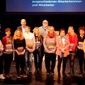 Auch ihnen wurde herzlich gedankt: die langjährigen Mitarbeiter/-innen des BKH Augsburg mit dem Vorstandsvorsitzenden der Bezirkskliniken, Stefan Brunhuber (links) und BTP Martin Sailer (rechts neben ihm) - Foto: Georg Schalk