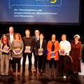 Die Dienstjubilare der Bezirksverwaltung mit Bezirkstagspräsident Martin Sailer (hinten links), Bezirksdirektor Thomas Smekal (hinten Mitte) und die Personalratsvorsitzende Angelika Fritz (rechts). - Foto: Georg Schalk, Bezirkskliniken Schwaben