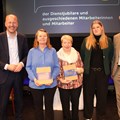 Ehrung von zwei Mitarbeiterinnen des Schwäbischen Bildungszentrums in Augsburg: Bezirkstagspräsident Martin Sailer, Jubilarin Elke Haug, Cornelia Zettl, Betriebsrätin Verena Auel und Werkleiter Dr. Stefan Raueiser (v.l.n.r.). - Foto: Georg Schalk