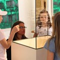 Kinder betrachten Vitirine mit Kunstwerk