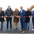 Tobias Bühler, Landrat Dr. Hans Reichhart, Robert Wieland, Stefan Brunhuber, Norbert Ritter und Benjamin Englert (v. l.), durchschneiden symbolisch ein Band: Die Erweiterung der Parkharfe ist weitgehend abgeschlossen. - Foto: Georg Schalk