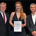 Die Konzertpianistin Julia Rinderle mit dem stellvertretenden Bezirkstagspräsidenten Peter Schiele und Eckhart Fischer, dem Leiter des Oberstdorfer Musiksommers - Foto: Alfred Michel
