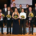 Die Preisträger des diesjährigen Musikförderpreises des Bezirks Schwaben mit Eckhart Fischer, dem Leiter des Oberstdorfer Musiksommers, der European Django Band und dem stellvertretenden Bezirkstagspräsidenten Peter Schiele - Foto: Alfred Michel