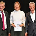 Die Komponistin und Musikerin Theresa Zaremba mit dem stellvertretenden Bezirkstagspräsidenten Peter Schiele und Eckhart Fischer, dem Leiter des Oberstdorfer Musiksommers - Foto: Alfred Michel