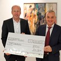 Bezirkstagspräsident Martin Sailer (links) überreichte den Scheck Günzburgs Oberbürgermeister Gerhard Jauernig, der ihn stellvertretend für alle von der Flutkatastrophe betroffenen Gemeinden Schwabens entgegennahm. Bild: Lothar Jander