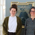 Autorenpreisträgerin des Irseer Pegasus 2025 Sonja Kettenring (rechts im Bild) und Jurypreisträgerin des Irseer Pegasus 2025 Silke Scheffel (links im Bild). - Foto: Matthias Wild