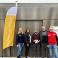 Gernot Kirschner (Mitte) freut sich mit (von links) Alexandra Bauer, Monika Atzkern, Gerhard Becker (Geschäftsleiter Wohnen und Fördern) und Trainer Günther Theer über das Deutsche Sportabzeichen. Bild: Heidi Pankratz, Bezirkskliniken Schwaben